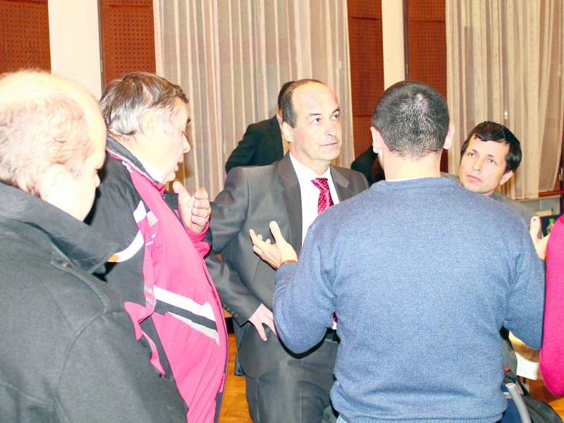 STAROSTA SLANÉHO Ivo Rubík (uprostřed s červenou kravatou) a někteří zastupitelé s odpůrci bioplynky zkrátka stejný názor nesdílejí. Mají zato, že bylo rozhodnuto správně. Starosta se zúčastnil vzrušené rozpravy s nespokojenými lidmi, ale až po oficiálním