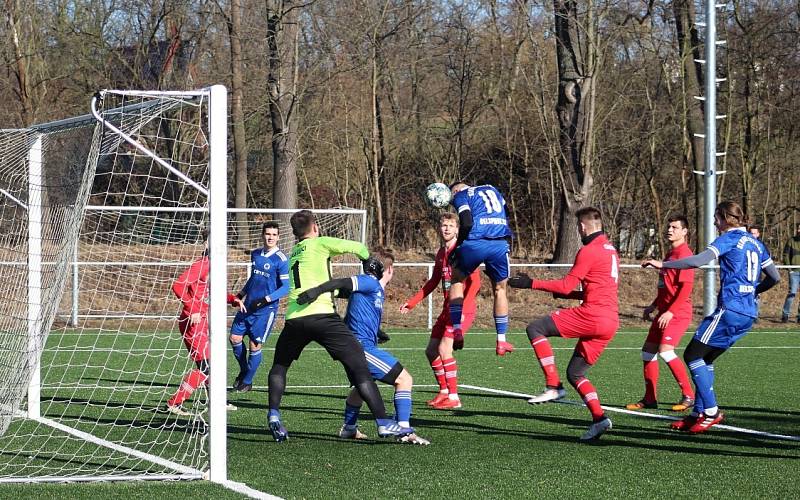 Zimní příprava: Velvary (v modrém) přehrály doma Králův Dvůr vysoko 5:0.