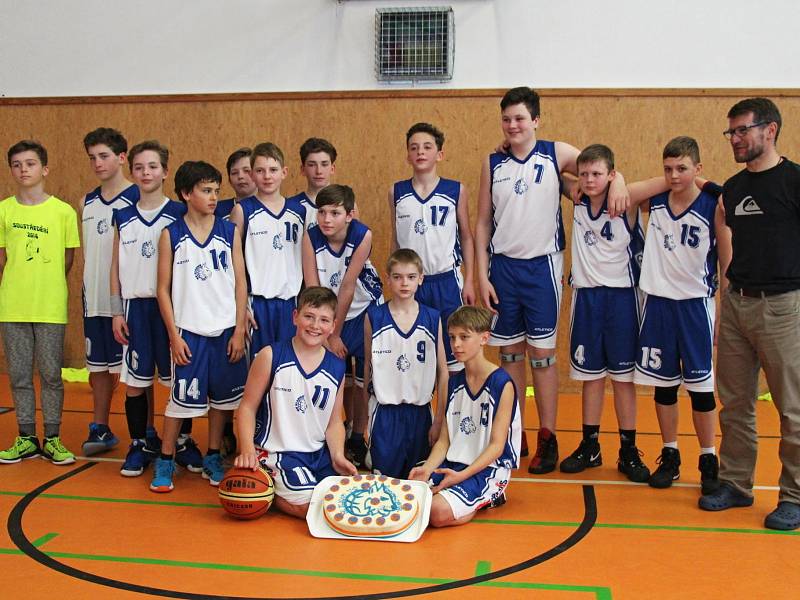 Mladí basketbalisté Kladna (v modrobílém) dělají velké pokroky. 