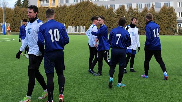 Modelový zápas si proti sobě zahráli fotbalisté SK Kladno. Modří porazili bílé 4:3 a mohou se těšit na výhru - pizzu.