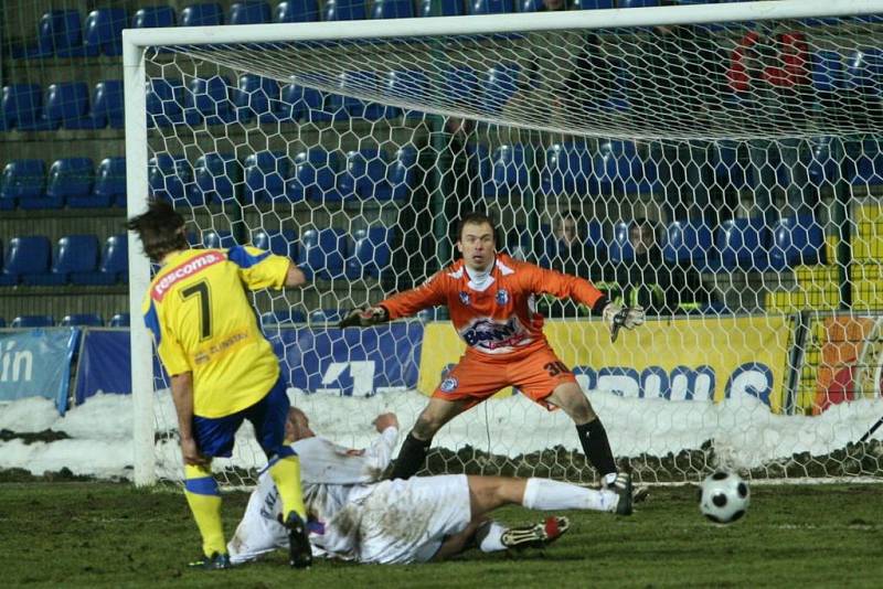 Zlín - Kladno 0:0, Drsek zasahuje před Žůrkem, sleduje Pavlík