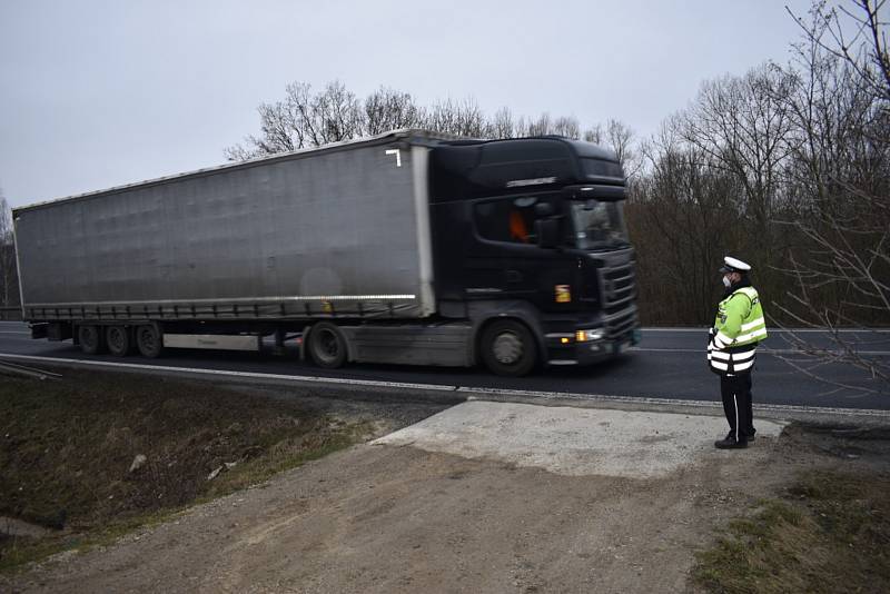 Policisté obestavěli hranice Kladenska, lidé nařízení vesměs dodržují.