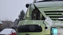 Sobotní nehoda ve Studeněvsi. Mladá řidička dostala smyk a nabourala do lampy a podezdívky oplocení.