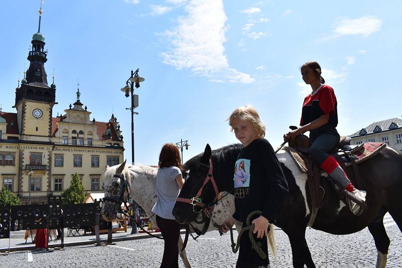 Náměstí před radnicí ožilo jarmarkem  - znělo hudbou a vonělo staročeskými lahůdkami.