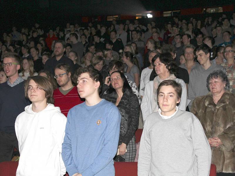 Sportovní gymnázium Kladno vyhlašovalo nejlepší žáky v kině Hutník.