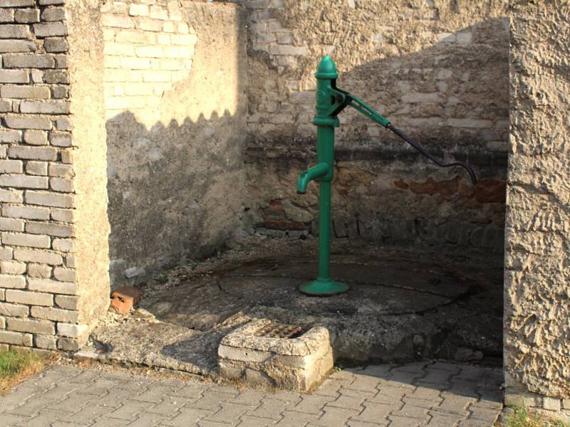 Jedna z veřejně přístupných studní ve Družci.