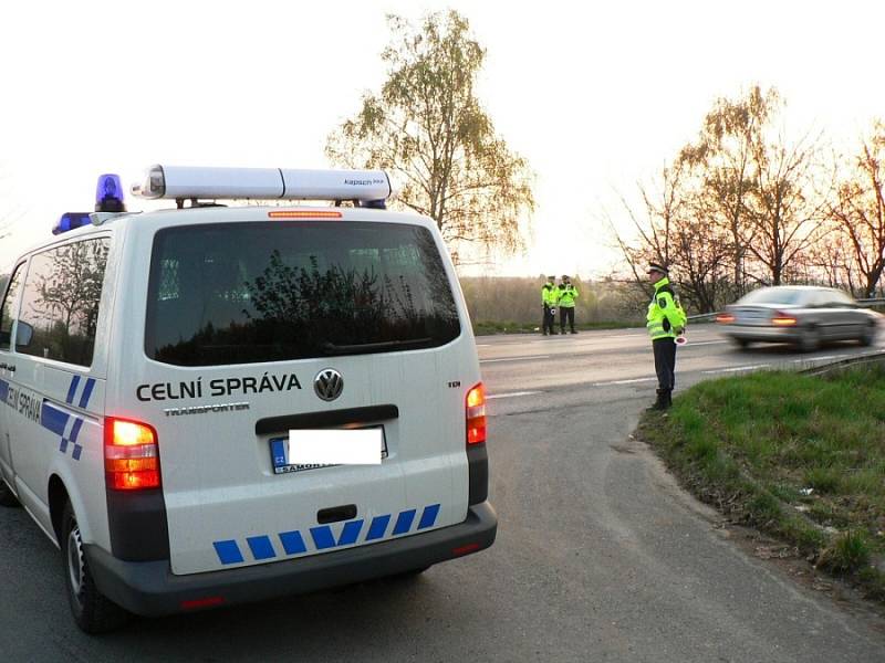 Celkem třicet vozů zkontrolovala při čtvrteční akci zaměřené na přetížení nákladní dopravy celní správa a Městská policie Kladno.
