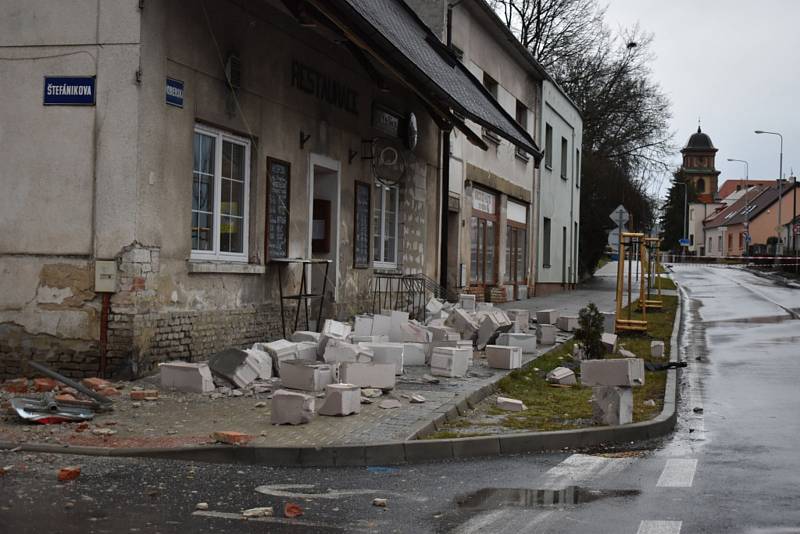 Asi nejhůře dopadla v Kladně Restaurace Na Růžku v Doberské ulici. Vzduchem lítaly cihly i tvárnice. Ulice bude v pondělí ještě nějakou dobu uzavřená.