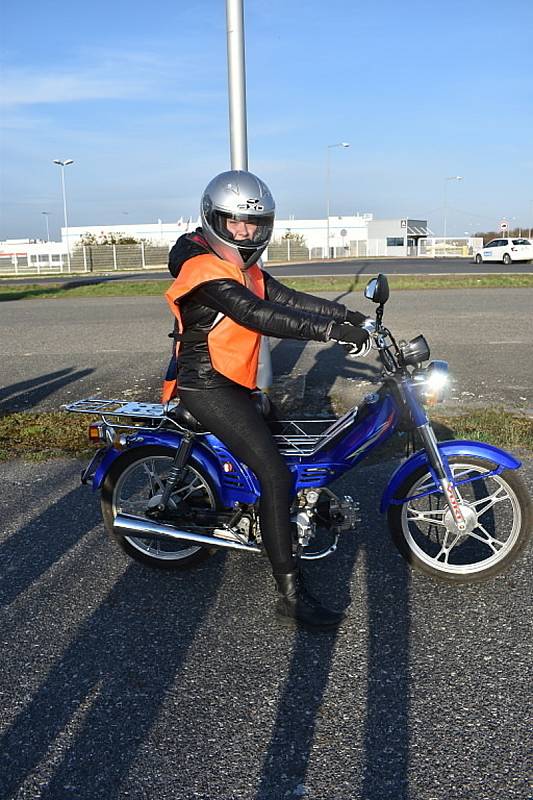 Budoucí řidiči motocyklů z kladenských autoškol se sjeli v neděli na výcvikové ploše. Čekatelka na řidičák na motorku Martina Machová.