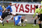 Důrazný Kabele střílí branku // SK Kladno - FK Baník Most  5:3 (2:1)  , utkání 22.k. 2. ligy 2010/11, hráno 17.4.2011