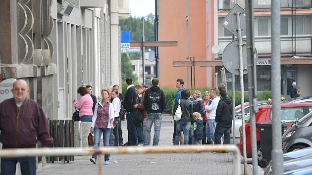 LIDÉ čekají před úřadem ještě než otevře poměrně často, aby se na ně dostala řada.