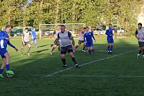 Béčko SK Kladno (v modrém) nedalo v A třídě v Unhošti šanci Novému Strašecí a vyhrálo 9:0.