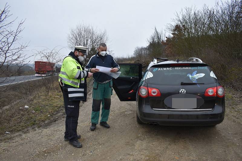 Policisté obestavěli hranice Kladenska, lidé nařízení vesměs dodržují.