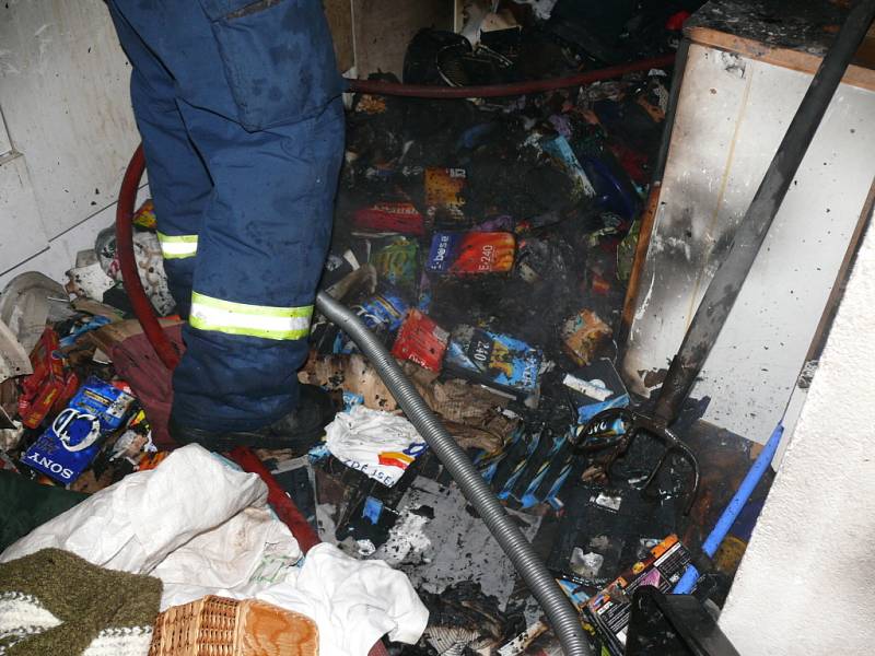 V noci z pondělí na úterý zasahovali profesionální hasiči z Kladna u požáru bytu v Rozdělově, kde hořely odpadky.