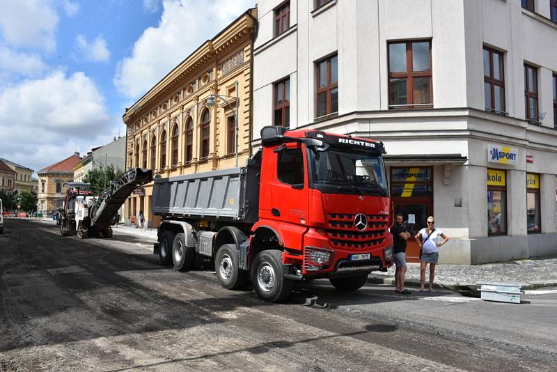 Oprava vozovky v centru Slaného.