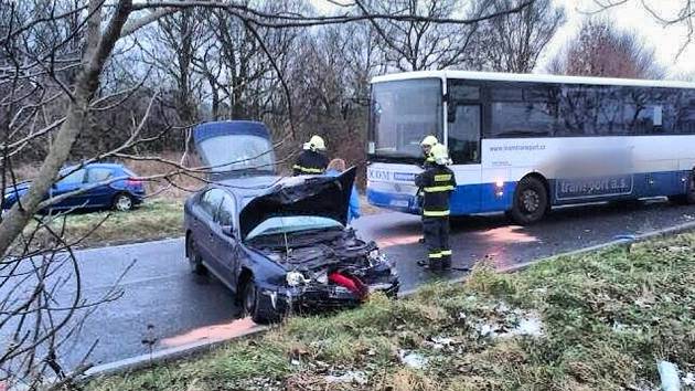 Ranní námraza způsobila komplikace v dopravě.