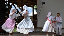 Nedělní program folklorního festivalu v místním amfiteátru.