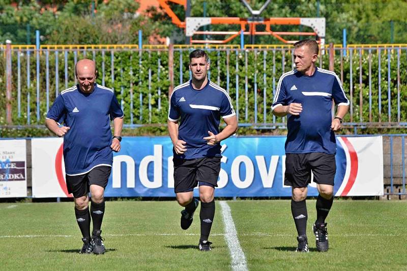 Slaný (v bílém) přehrálo 1:0 Libušín a poslalo ho o soutěž níž.