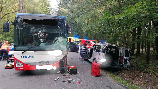 U Kamenných Žehrovic se ve čtvrtek střetl autobus s osobním vozem.
