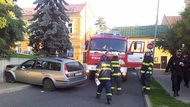 AUTOMOBIL, s nímž to opilý řidič napasoval poblíž kladenského autobusového nádraží do zdi, skončilo jako náklad odtahové služby.