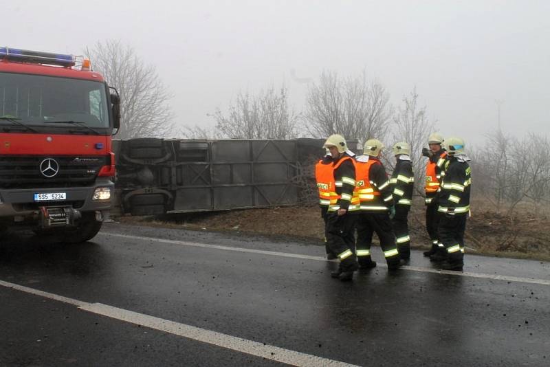 Vážná nehoda uzavřela na silnici I/7 u Panenského Týnce. Havaroval zde autobus se školními dětmi. 