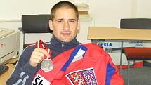 Tomáš Plekanec se stříbrnou medailí z Lotyšska z roku 2006.