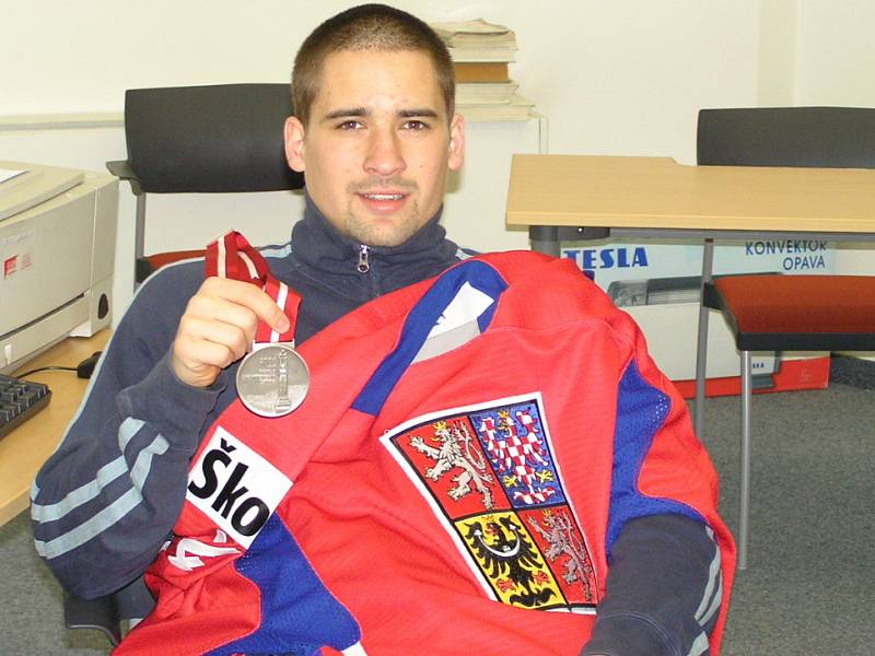 Tomáš Plekanec se stříbrnou medailí z Lotyšska z roku 2006.