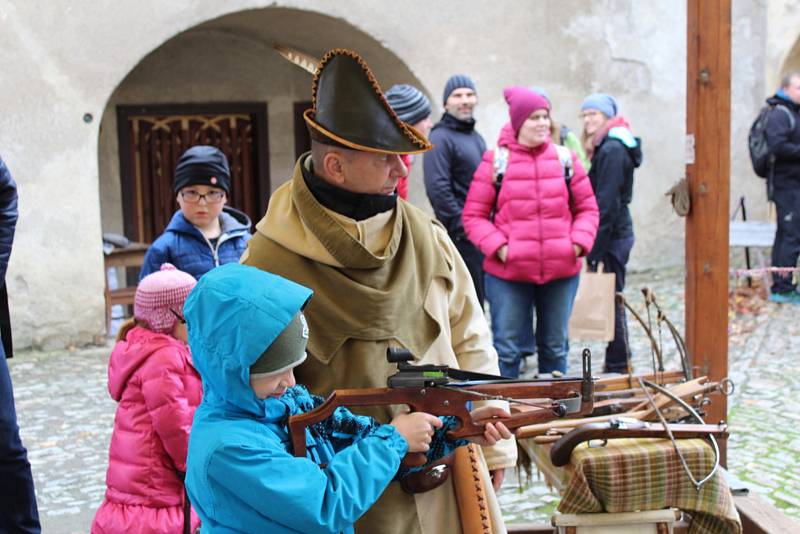 Na nádvoří hradu byli k vidění dobově odění vojáci i několik historických vozidel.