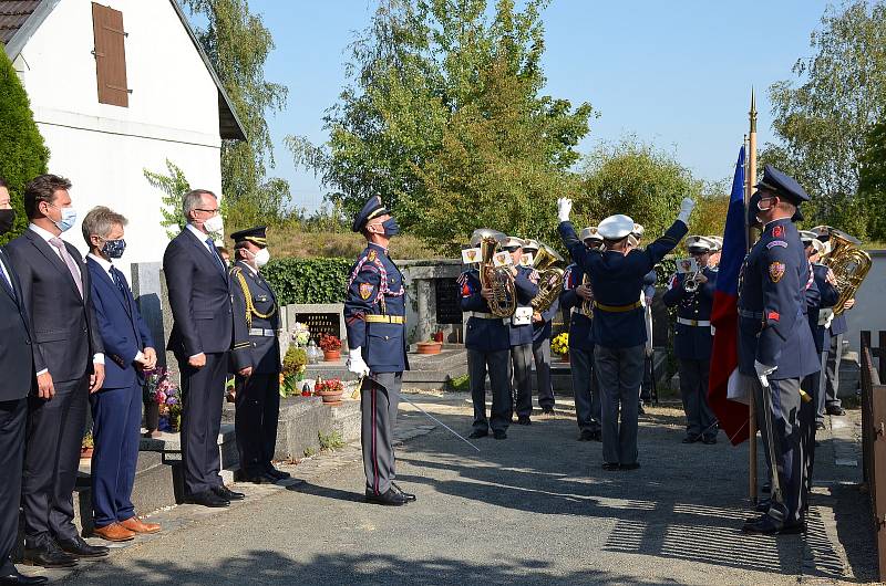 Poklonit se památce prvního československého prezidenta Tomáše Garrigue Masaryka přijeli v pondělí 14. září do Lán přední političtí představitelé, ale také zástupci Sokola a dalších organizací.