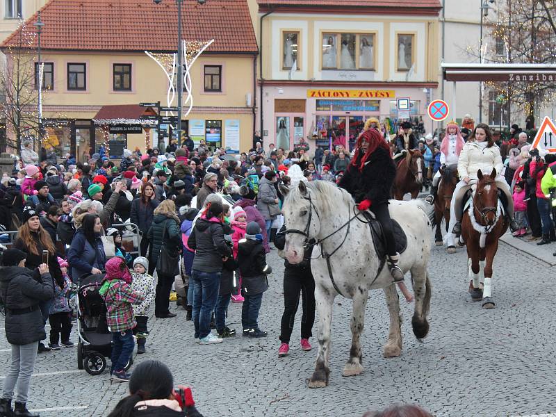 Mikuláš na náměstí dorazil s celou svou družinou plnou čertů a andělů.