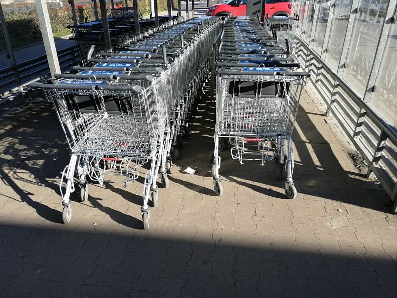 Lidl a Penny ve Slaném po omezení počtu lidí v obchodech.