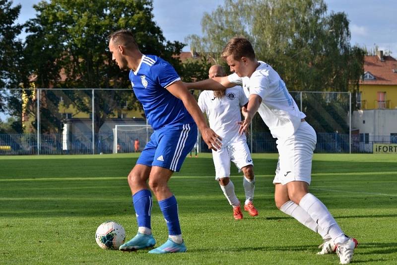 Fotbalová divize: Slaný (v modrém) prohrálo doma v úvodním zápase s Chomutovem 0:1.