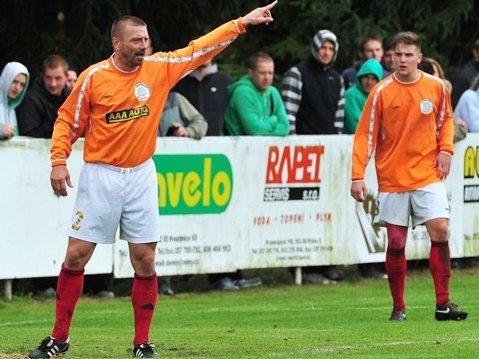 Tomáš Řepka debutoval v dresu SK Hvozdnice (v oranžovém). 