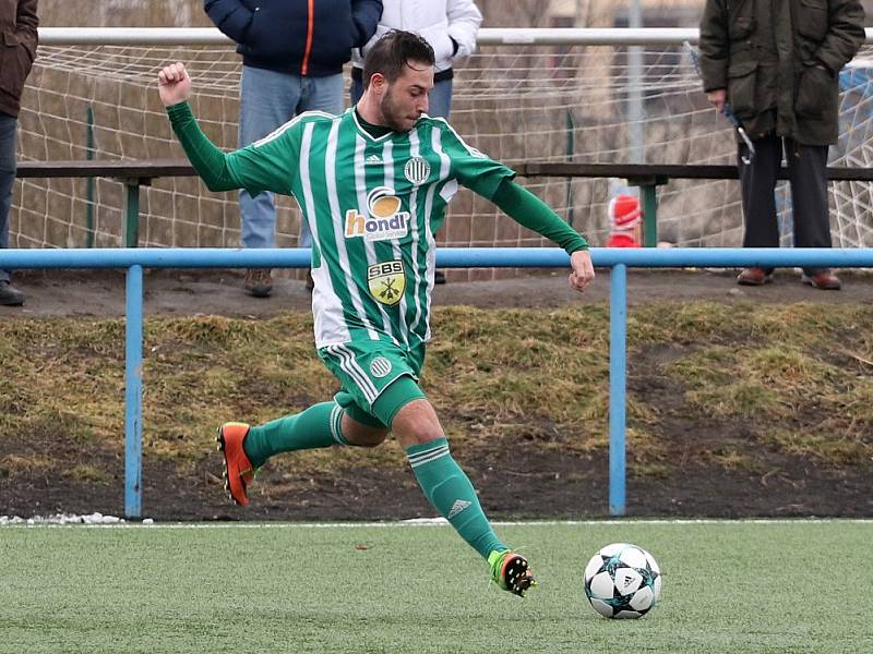 Motorlet - Hostouň 2:1 na penalty. David Věchtík a jeho premiéra v divizi mužů. Talent zavinil gól, pak se zranil. Ale kvalitu ukázal.