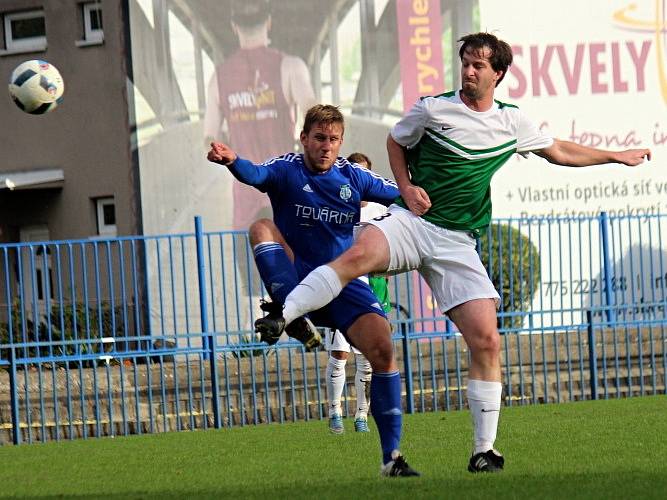 Slaný (v modrém) porazilo doma Lhotu 1:0. Hořejší a Hejduk v souboji. 