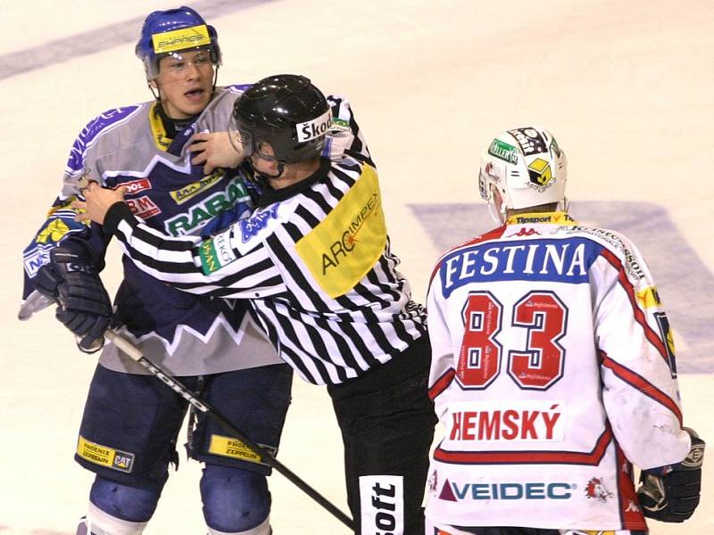 Play-off 2005, Kladno - Pardubice. Martin Ševc tehdy ještě hvězdou nebyl, Aleš Hemský už ano. Přesto se Kladeňák hvězdného prachu nelekl, nehrozí to ani jeho nynějším následníkům.