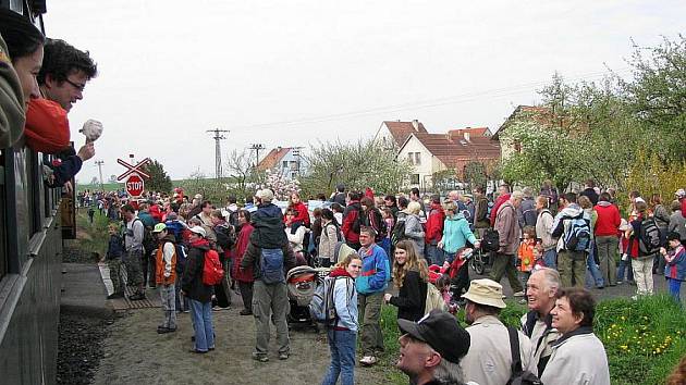 Vyjížďky parním vlakem z Prahy do Zlonic byly hojně navštěvované.