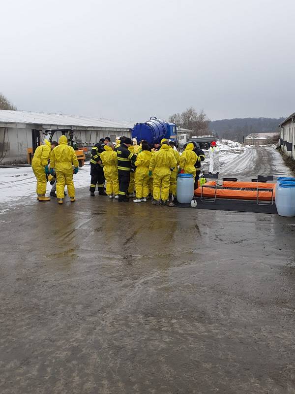 Likvidace nemocného chovu kachen na farmě v Lánech.