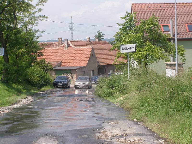 V Dolanech uklízejí spoušť po velké vodě. 