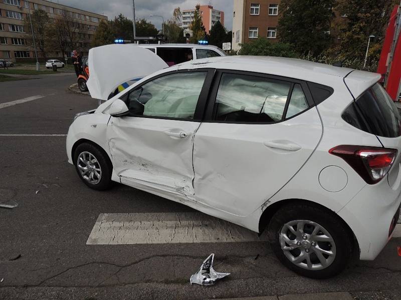 Nehoda dvou aut v Kladně na křižovatce ul. Fr. Foustky a 5. května.