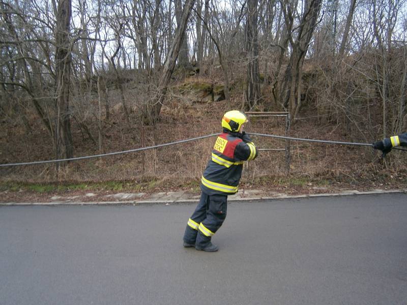 Uvíznutí nákladního auta pod viaduktem u Slaného.