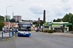 Autobus ve Slaném smetl zastávku, jeden chlapec zemřel.