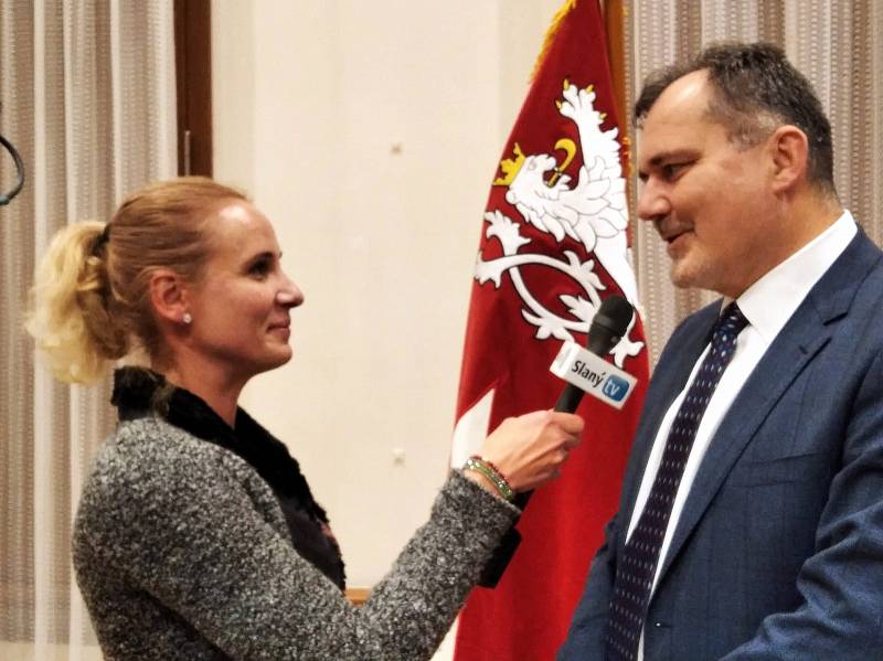 Starosta Martin Hrabánek (ODS) krátce po svém znovuzvolení při rozhovoru s mluvčí města Veronikou Novákovou.