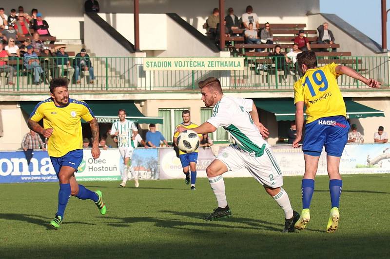 Hostouň(v bílozeleném) konečně v ČFL vyhrála, v derby přehrála SK Rakovník 4:0.