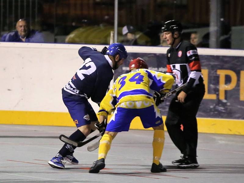 Alpiq Kladno (v modrém) hostil ve večerním duelu Kovo Praha.