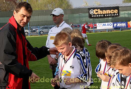 Jan Suchopárek předává žákům medaile (přestávka)