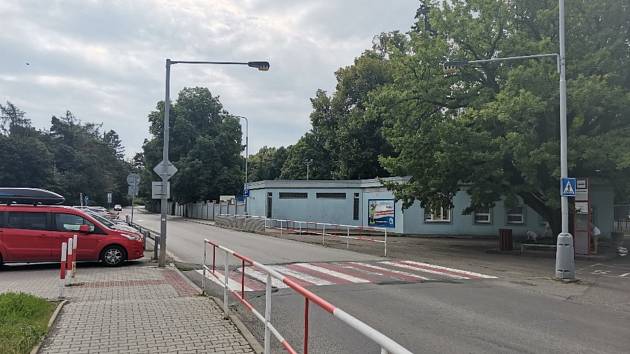 Ke střetu cyklisty s autem došlo u Sletiště při odbočování do ulice Františka Kloze.