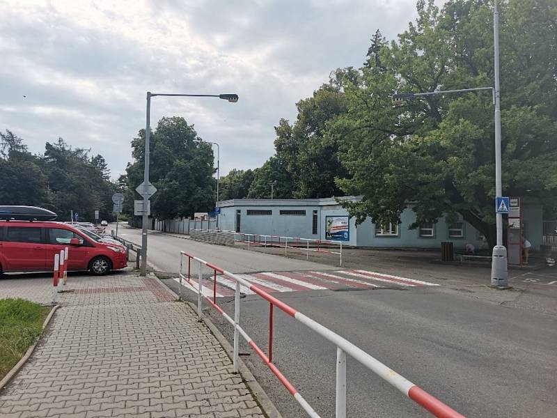 Ke střetu cyklisty s autem došlo u Sletiště při odbočování do ulice Františka Kloze.