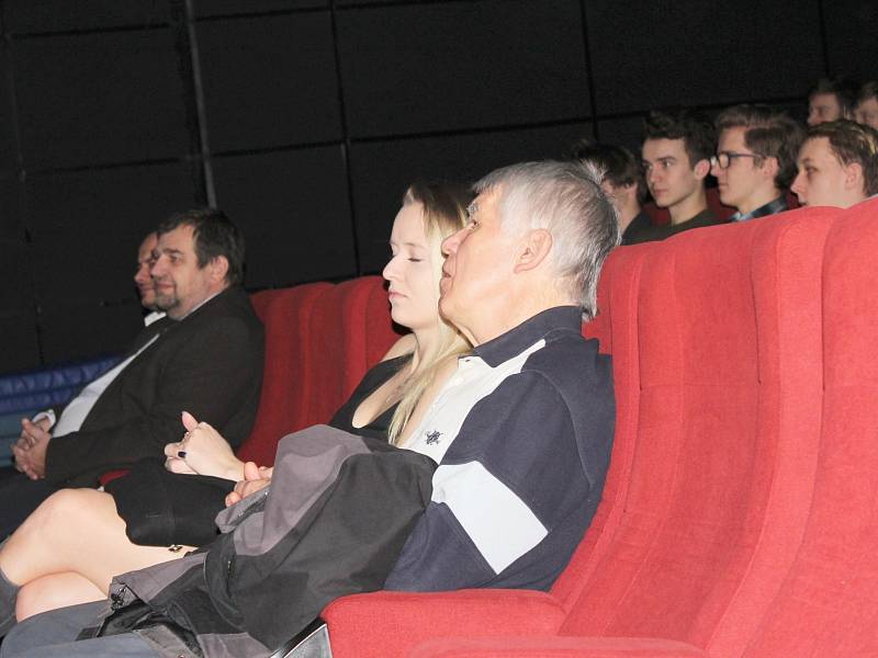 Sportovní gymnázium Kladno vyhlašovalo nejlepší žáky v kině Hutník.