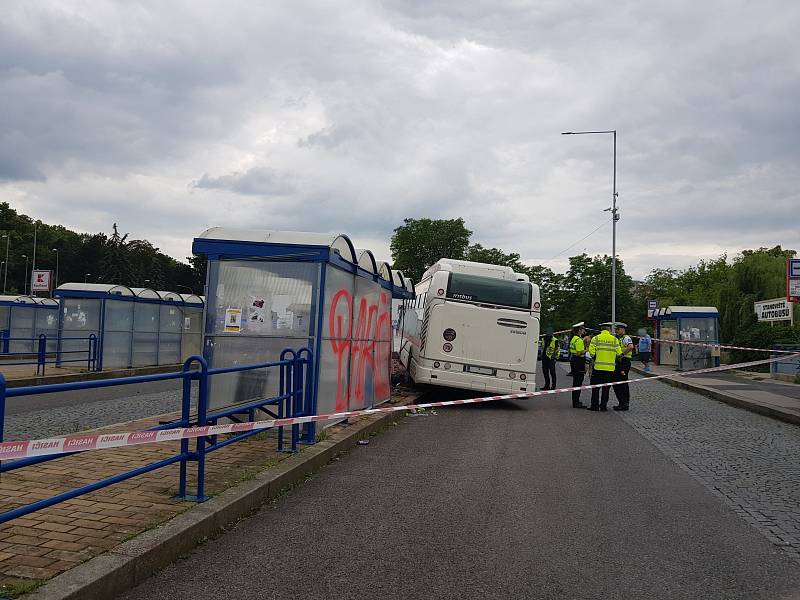 Autobus ve Slaném smetl zastávku, jeden chlapec zemřel.